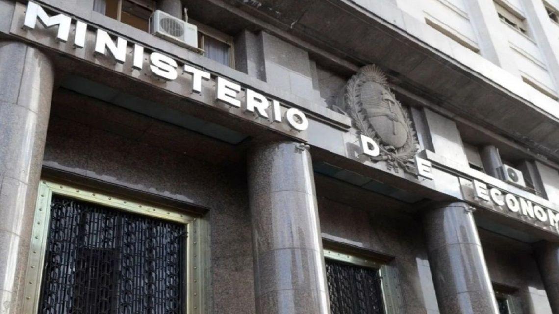 Deuda en pesos: Caputo busca renovar $8,4 billones con una canasta clave