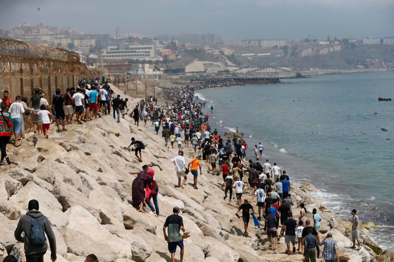 Ceuta en crisis humanitaria: más de 60.000 migrantes cruzaron desde Marruecos en 24 horas