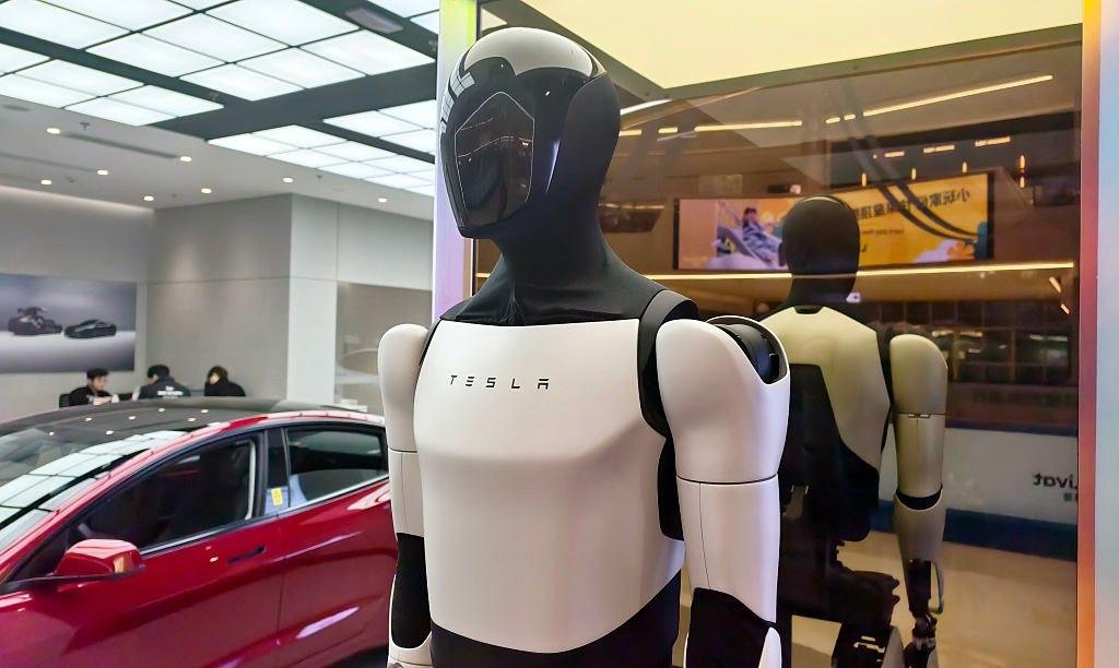 Tesla Optimus: cómo será la venta masiva del robot humanoide y por qué enciende alertas de privacidad