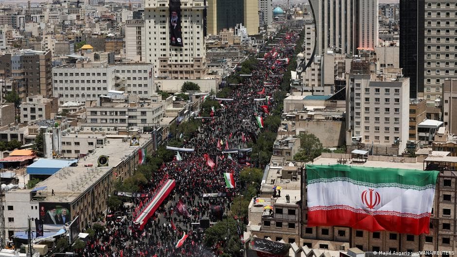 Tensión en Medio Oriente: multitudinario último adiós a Jamenei en Irán con reclamos de venganza