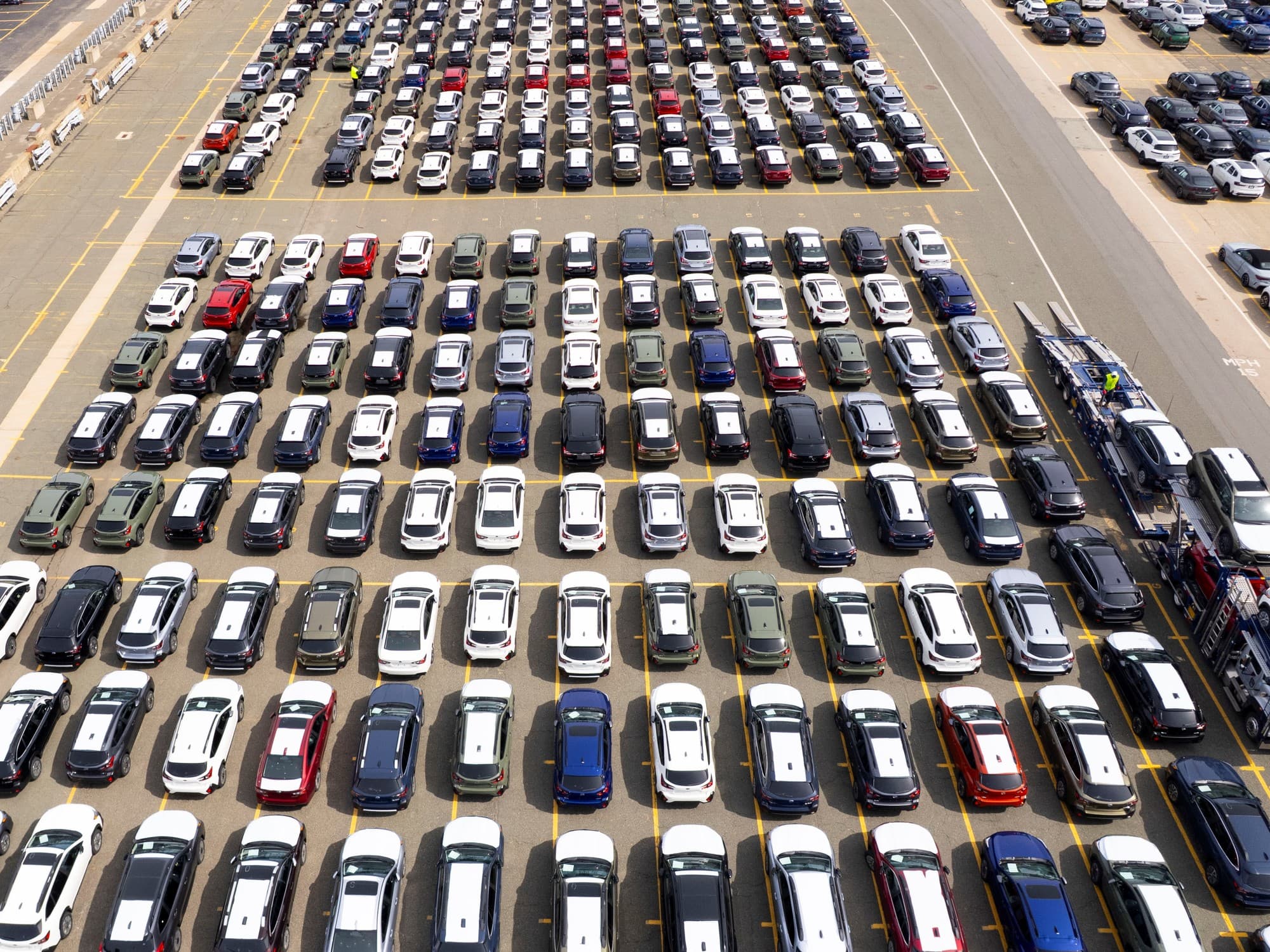 El conflicto en Medio Oriente y la suba de combustibles disparan el precio de los autos eléctricos usados en EE.UU.