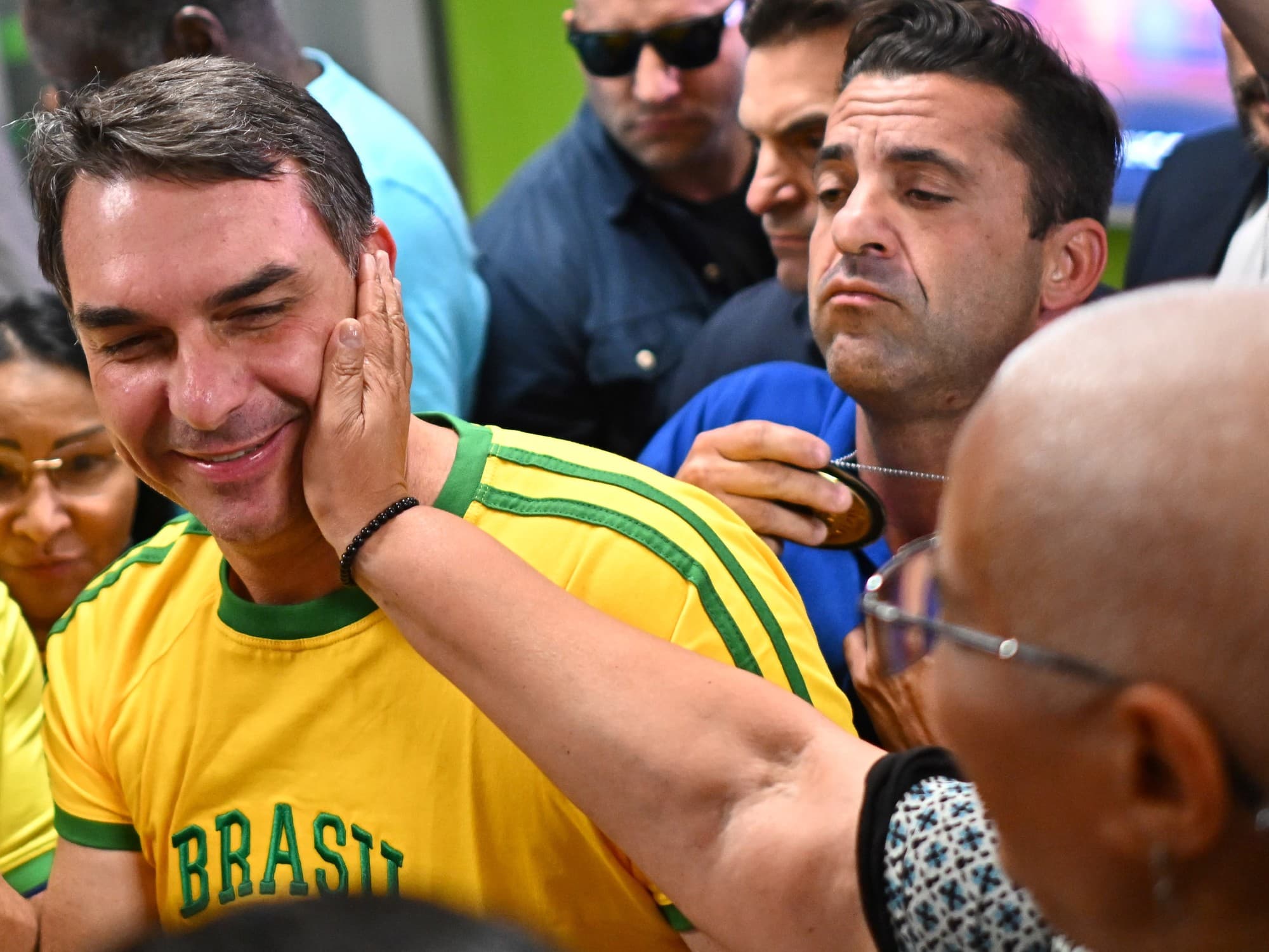 Brasil: la Justicia le prohíbe a Flávio Bolsonaro visitar a su padre hasta después de los comicios