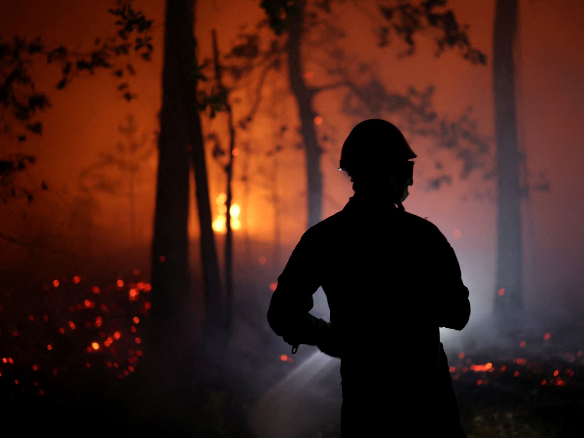 Escándalo en Francia: detienen a un bombero voluntario acusado de provocar incendios en Fontainebleau