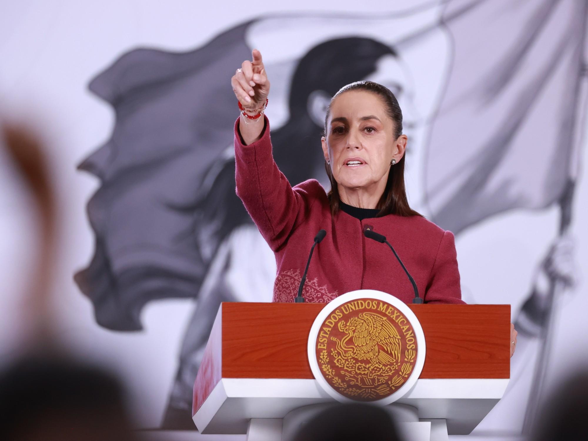 Claudia Sheinbaum le respondió a Javier Milei: desmintió operaciones contra la Argentina