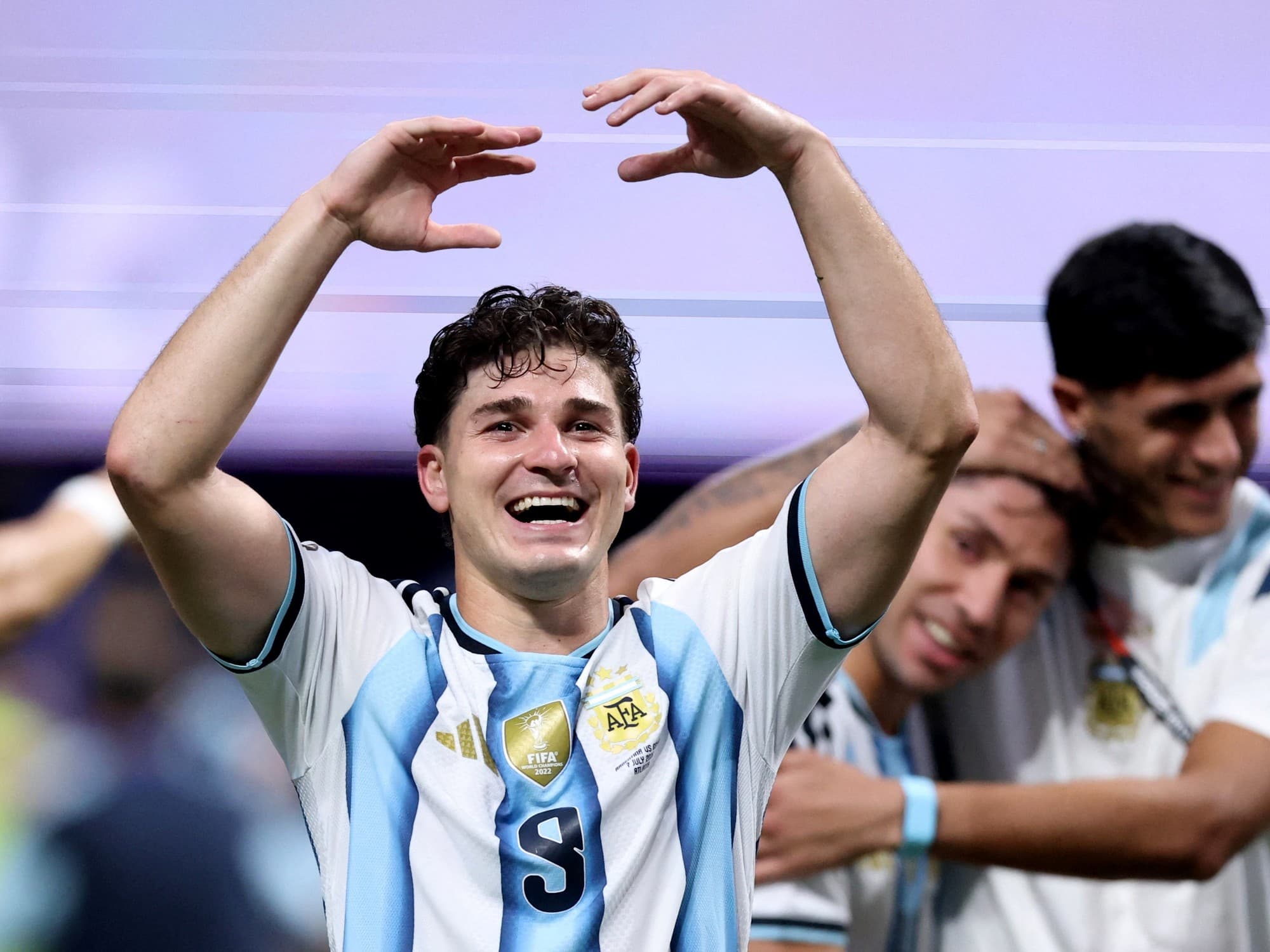 Barcelona busca financiar el pase de Julián Álvarez con un millonario préstamo