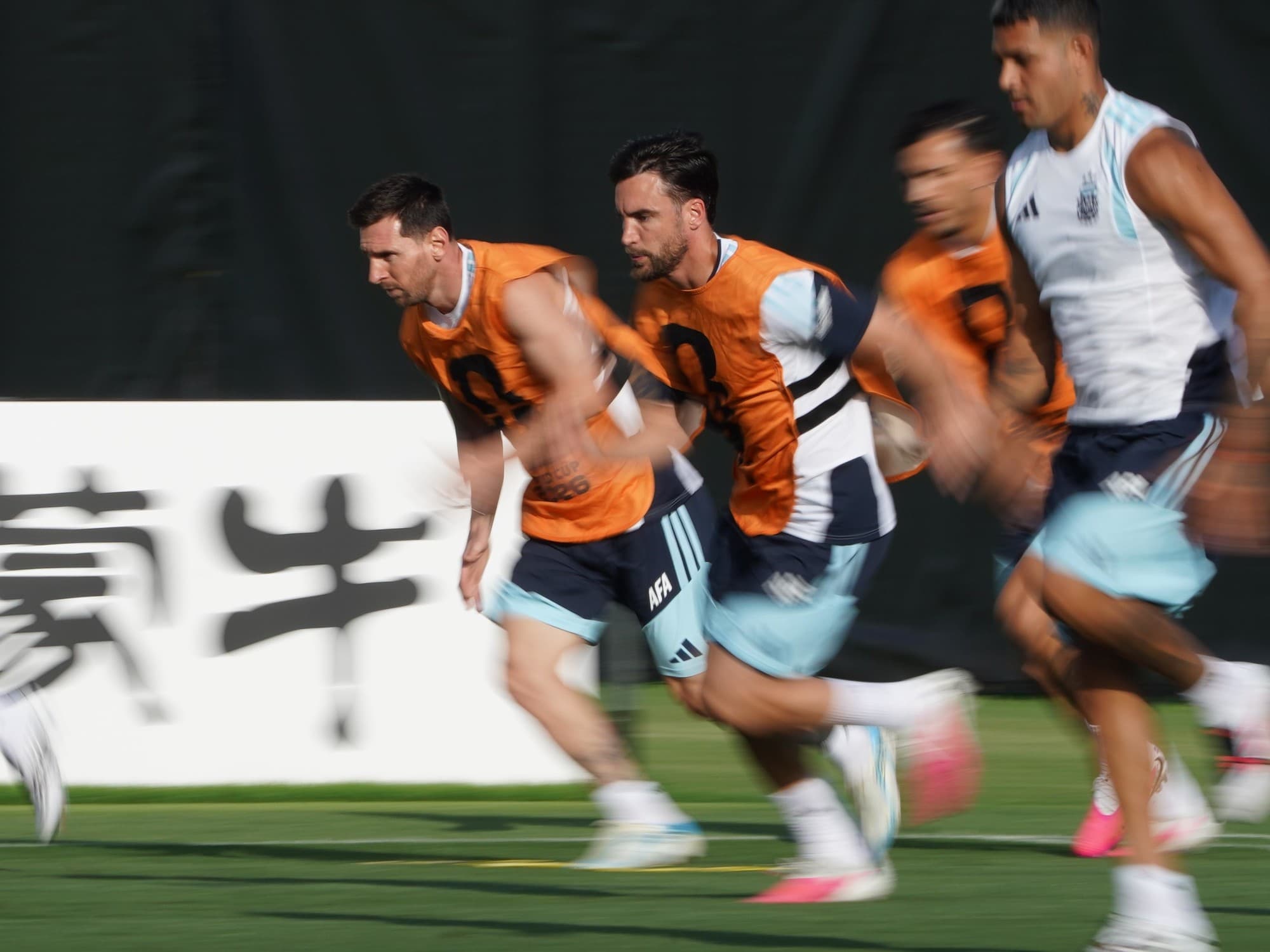 Scaloni juega al misterio en la Selección: pecheras cruzadas y dudas antes de enfrentar a Suiza