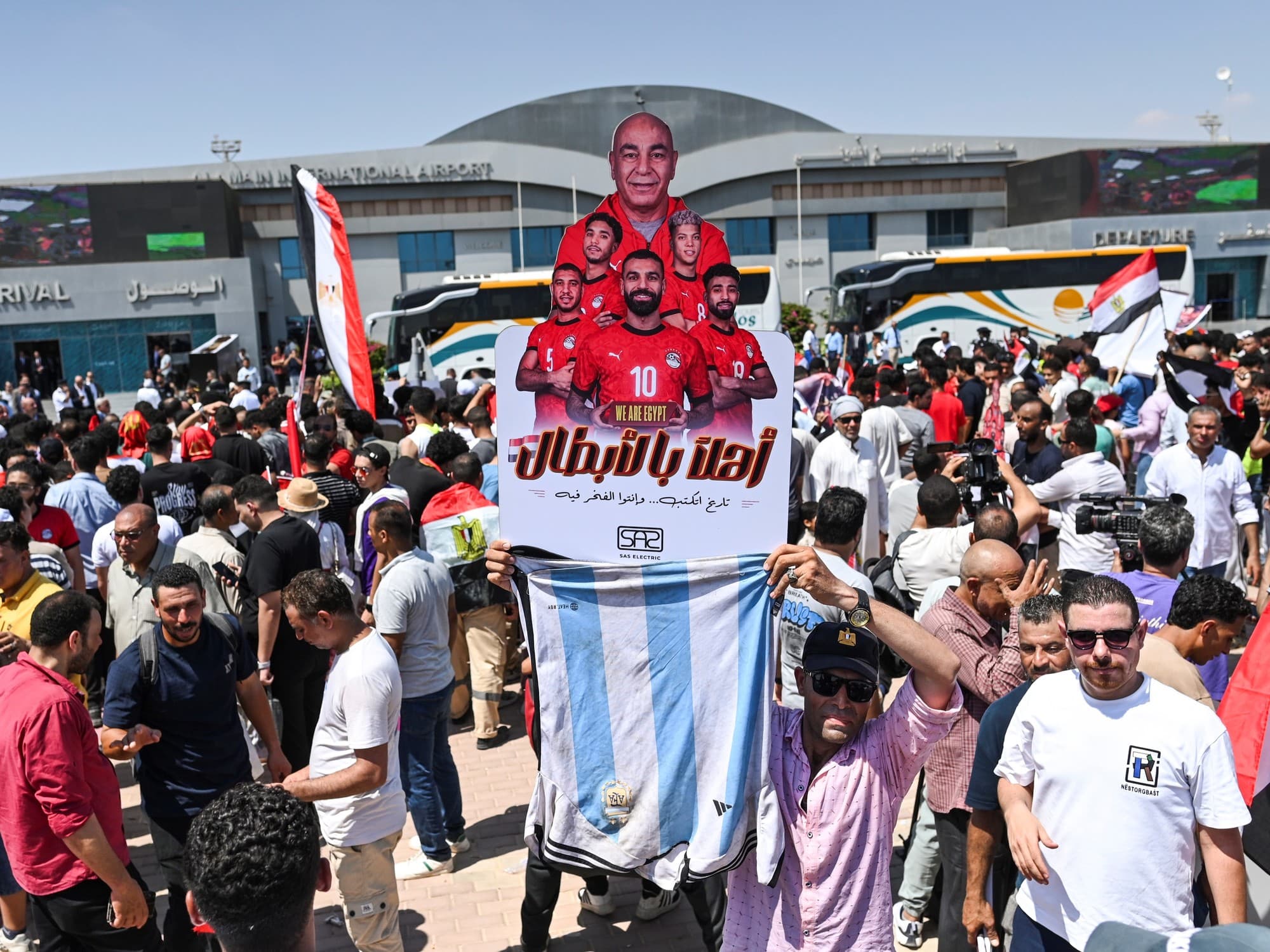 Furor en El Cairo: la histórica bienvenida a la selección de Egipto tras caer ante la Argentina