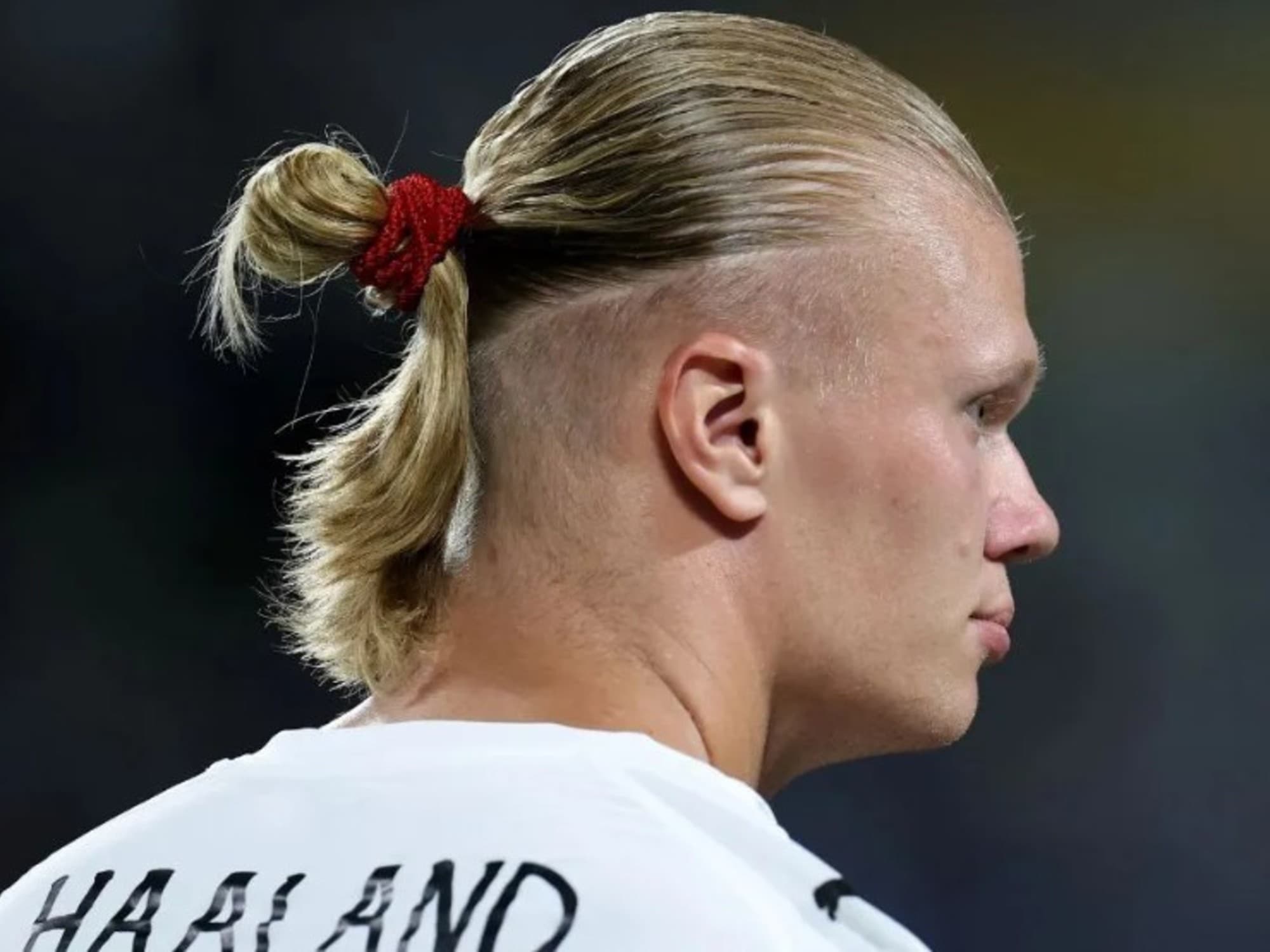 El curioso negocio de Erling Haaland: furor por las colitas de pelo del goleador noruego
