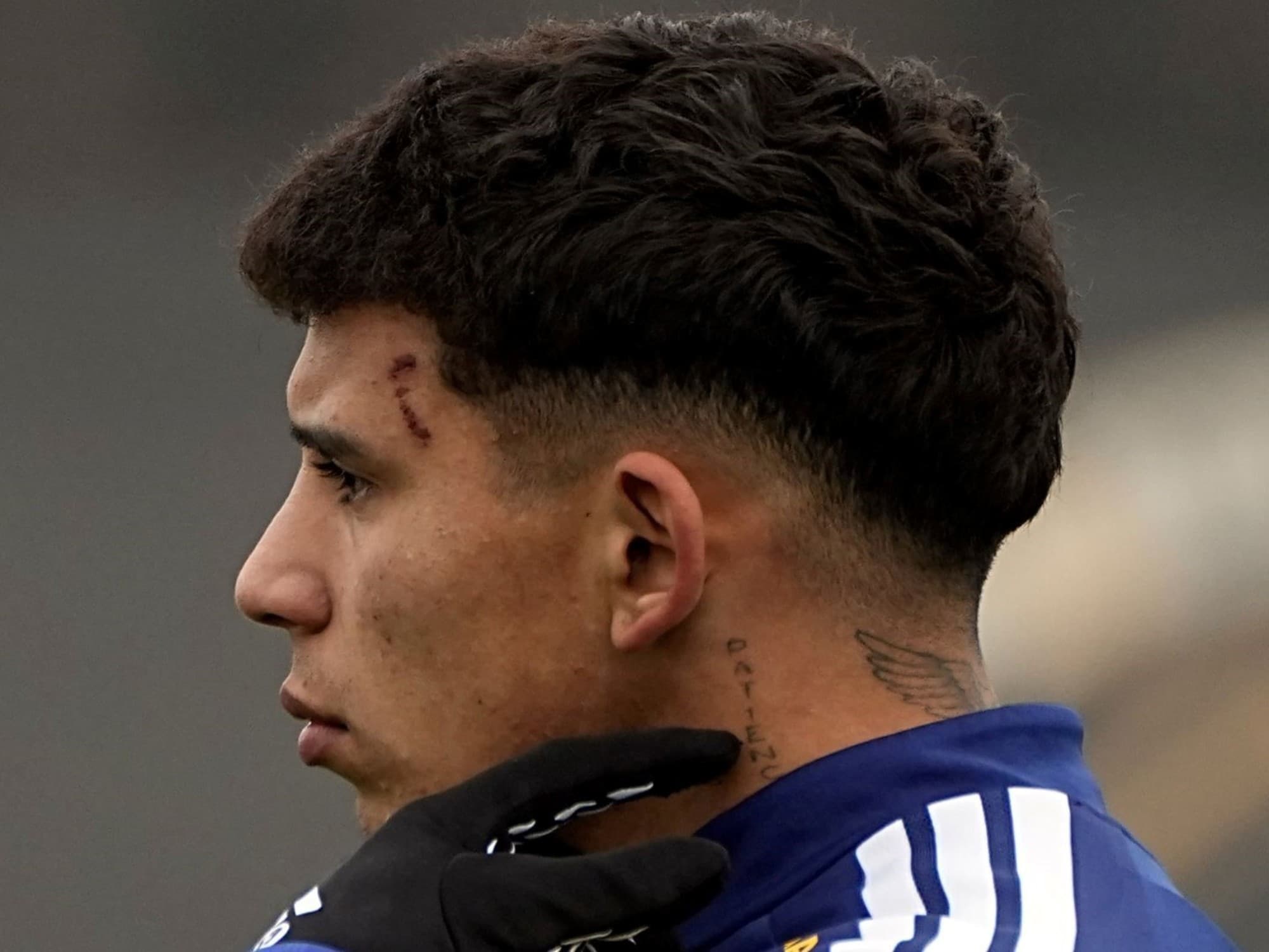 El accidentado debut de Leo Flores en Boca: un golpe durísimo en su presentación ante Paranaense