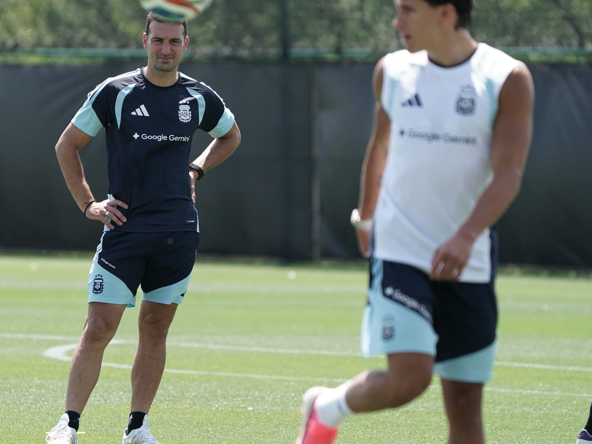 El cerrojo que analiza Scaloni: la variante táctica para blindar la defensa de la Selección