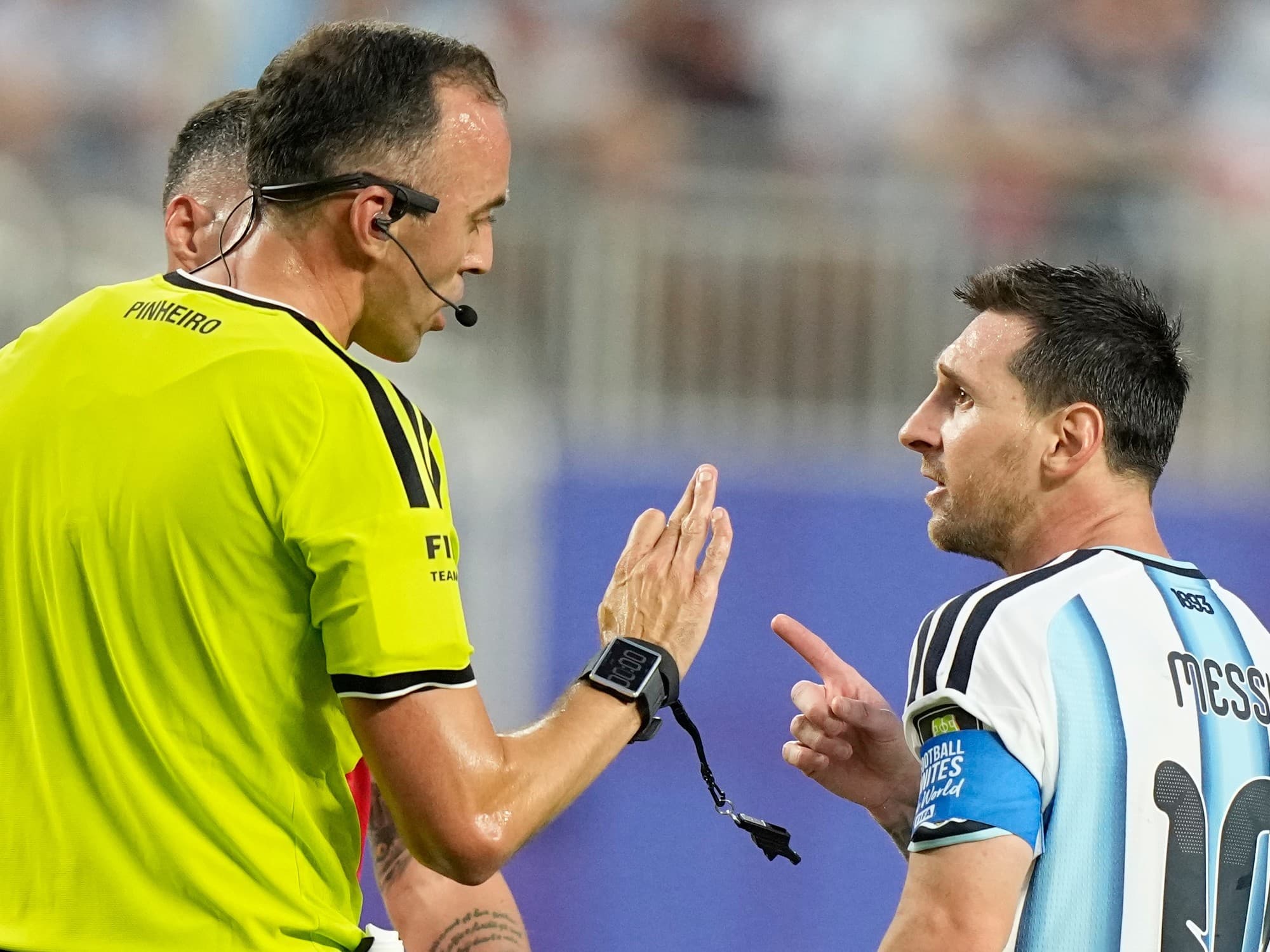 Firme reclamo de Lionel Messi al árbitro durante el partido ante Suiza