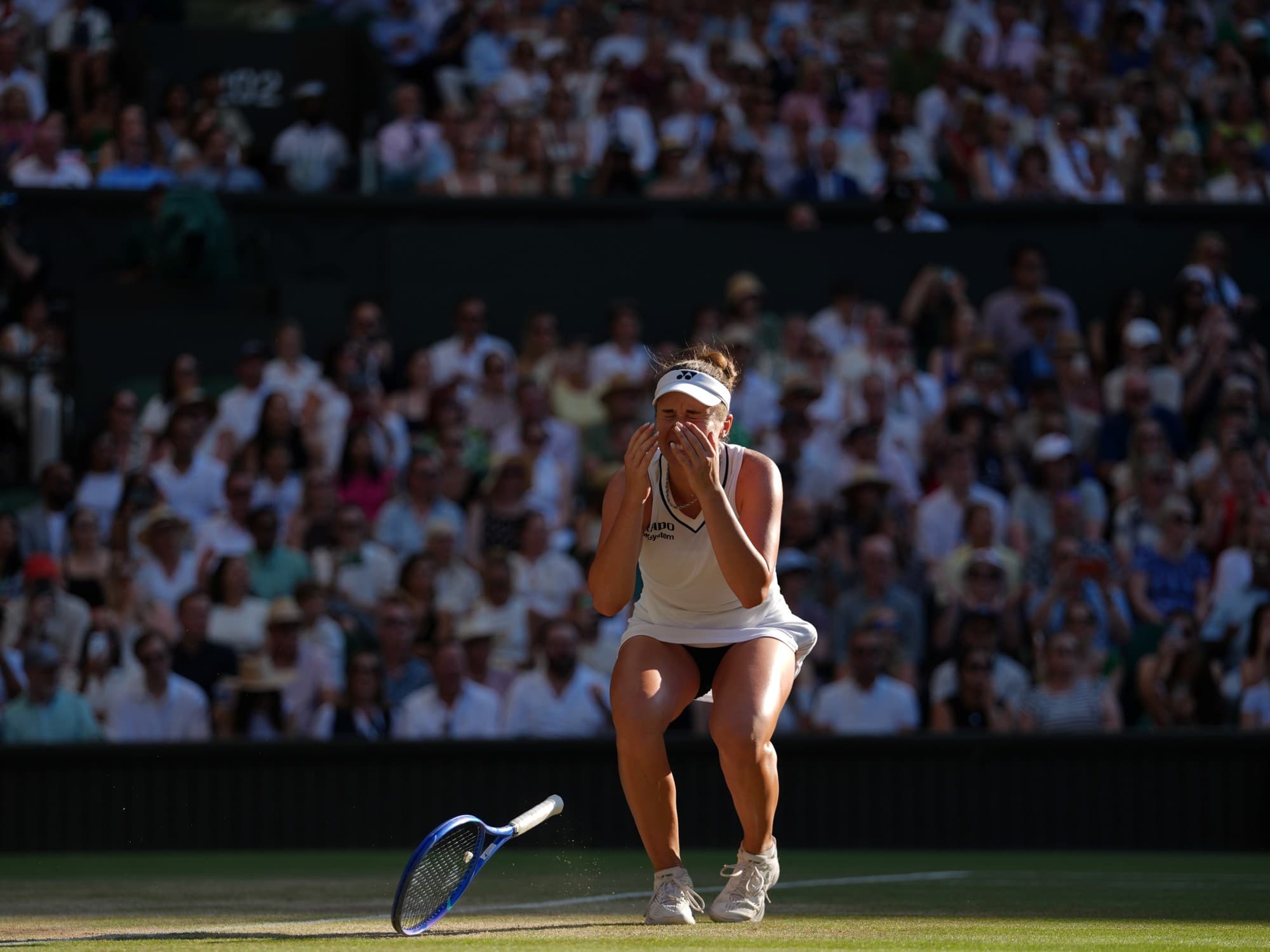 Hazaña en Wimbledon: Linda Noskova se repuso a todo y se coronó campeona en la catedral del tenis