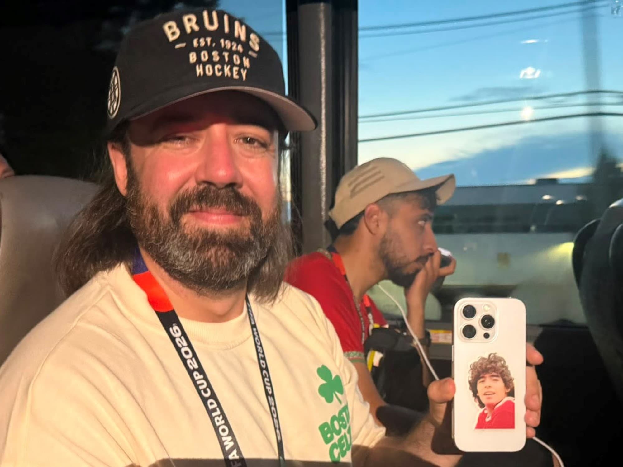 La devoción de un periodista inglés por Maradona y Messi: del sticker en el celular al sueño mundialista