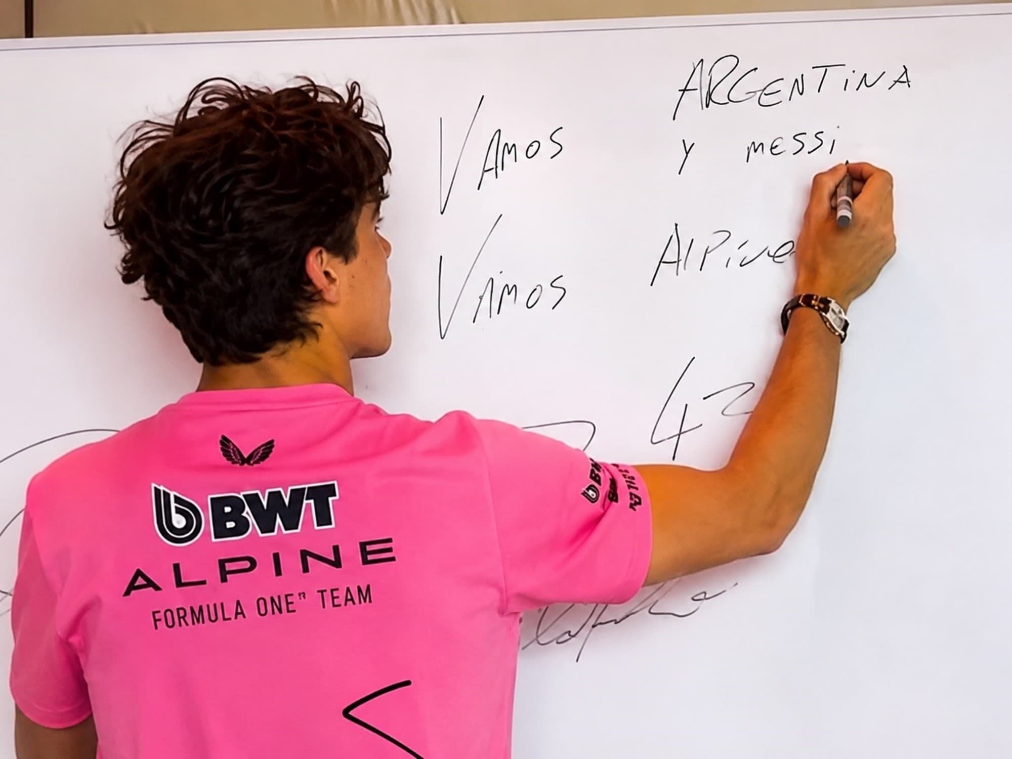 Franco Colapinto desafió a los ingleses en Goodwood de cara al duelo contra Argentina