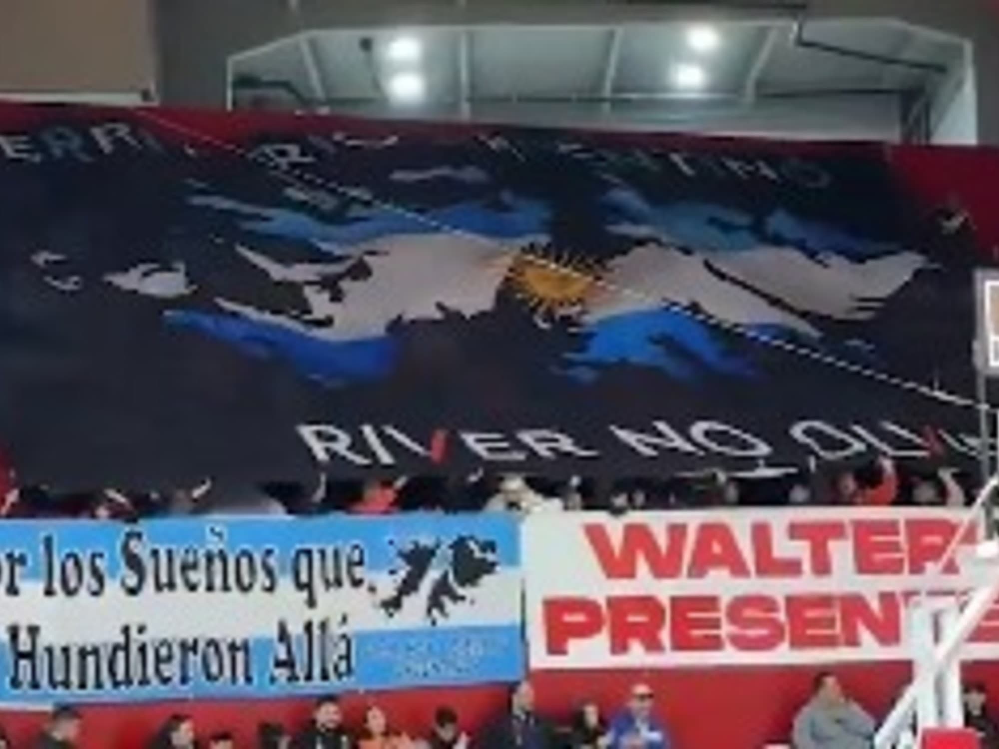 La memoria presente: hinchas de River colgaron una bandera por Malvinas antes del choque con Inglaterra