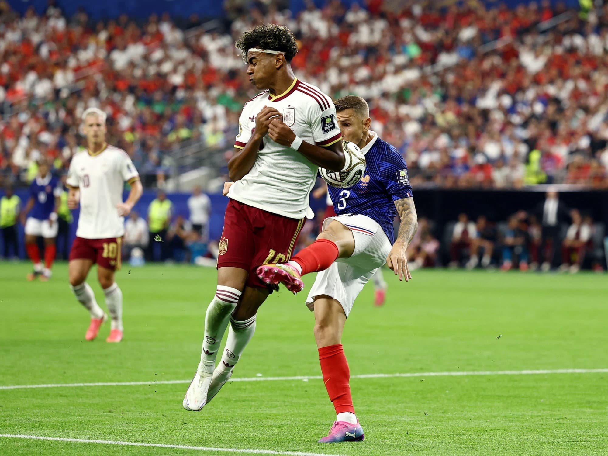 España golpea primero ante Francia gracias a un penal infantil de Digne y la jerarquía de Oyarzabal