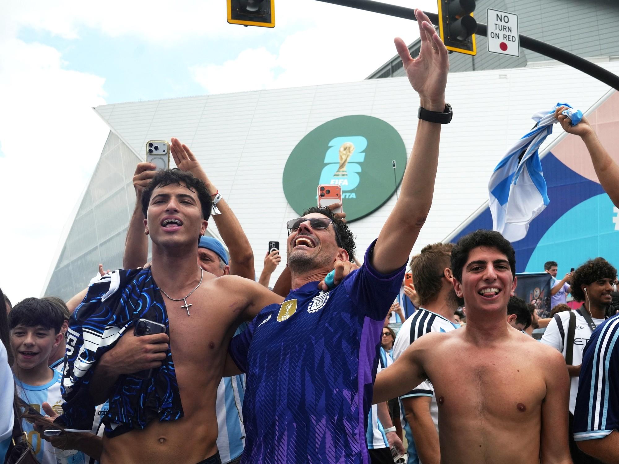 Locura celeste y blanca: el color de los hinchas en la previa de la semifinal contra Inglaterra