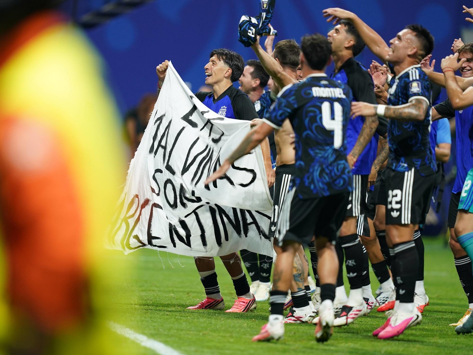 Festejo celeste y blanco: el firme reclamo por Malvinas y la dedicatoria tras vencer a Inglaterra
