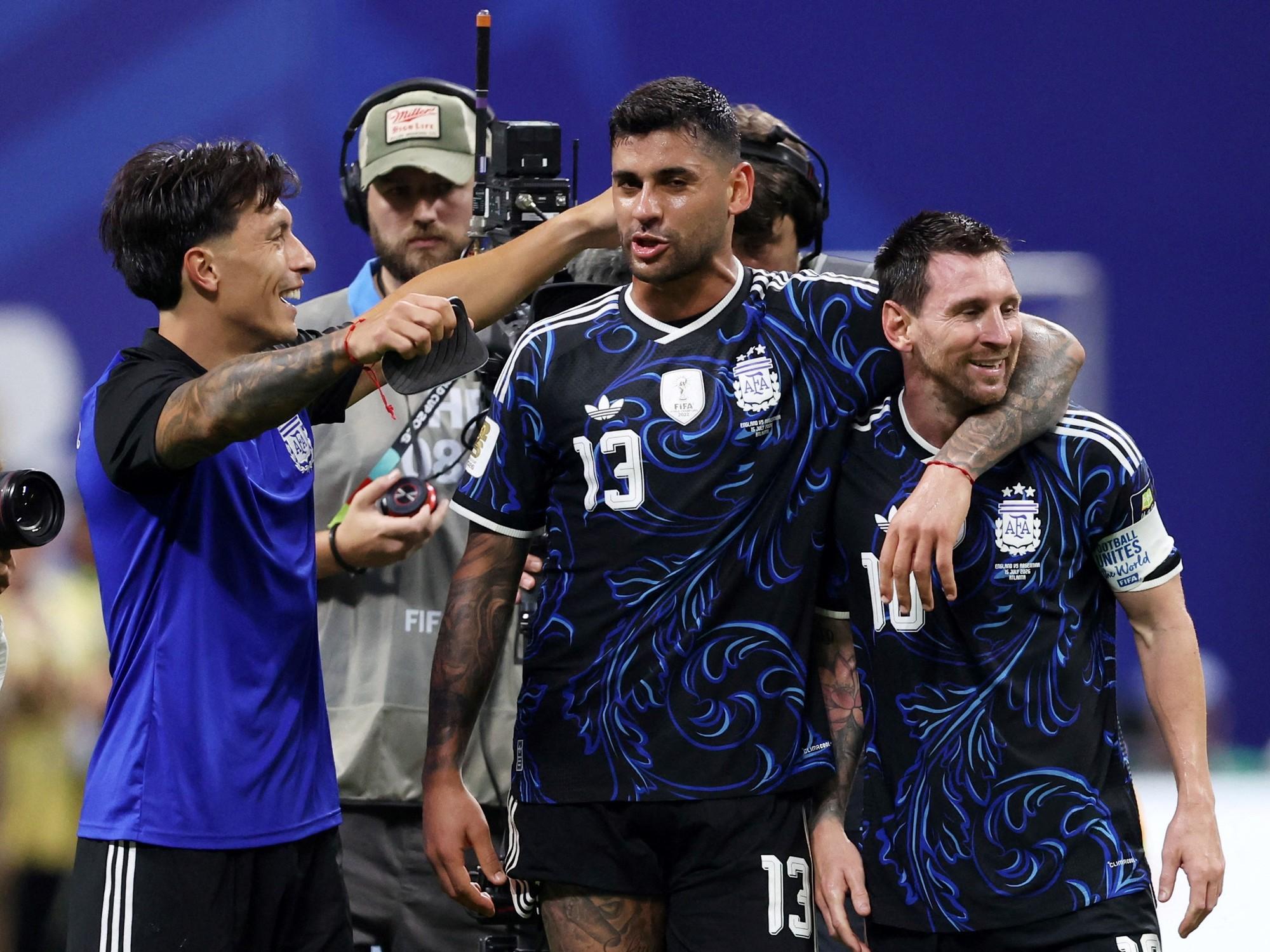 El ruego del Cuti Romero a Lionel Messi en medio de los festejos de la Selección