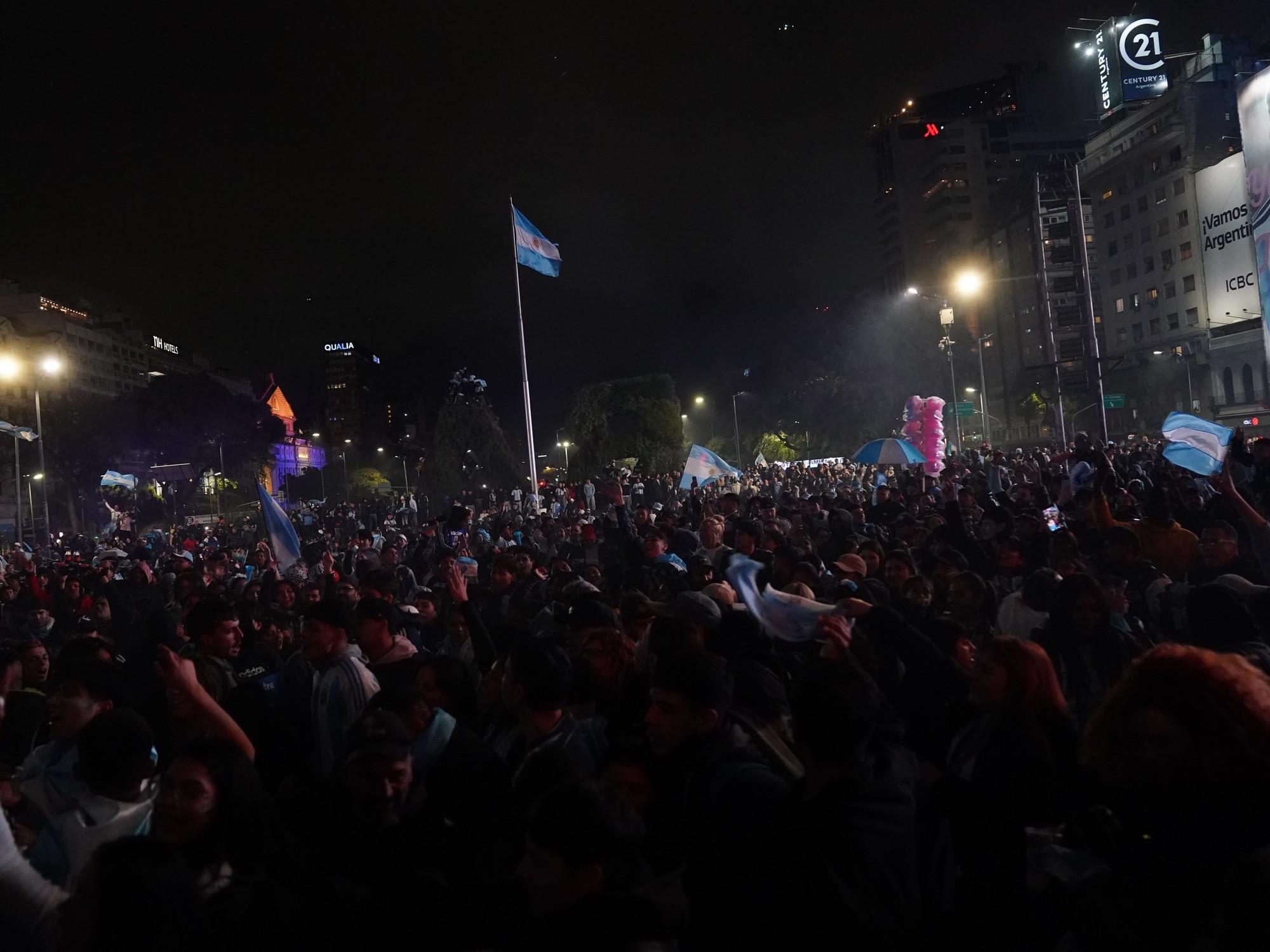 Hinchas en el Obelisco: el apoyo que venció al frío y la derrota