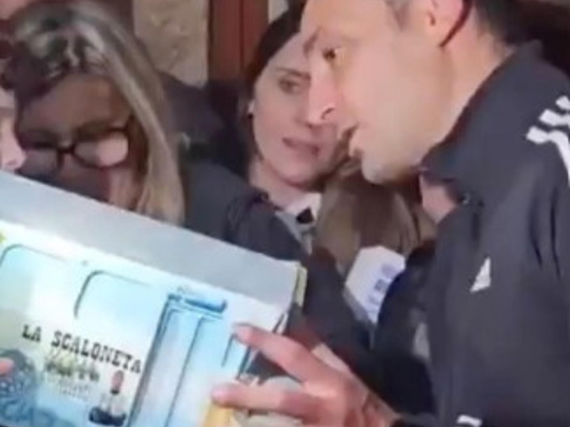 Lionel Scaloni en Pujato: el particular regalo que recibió de los vecinos