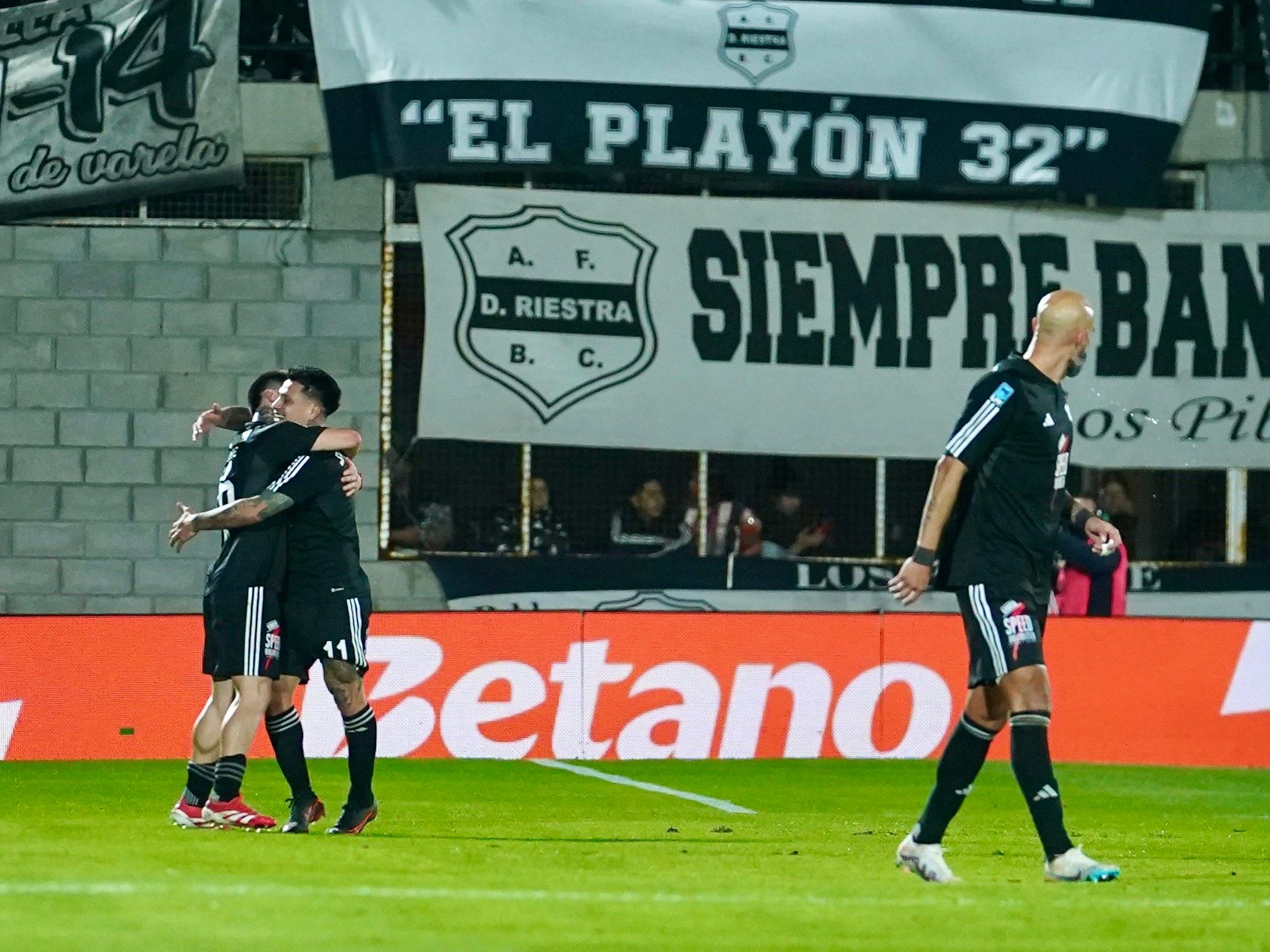 Riestra venció a Boca con un golazo de área a área de Alexander Díaz