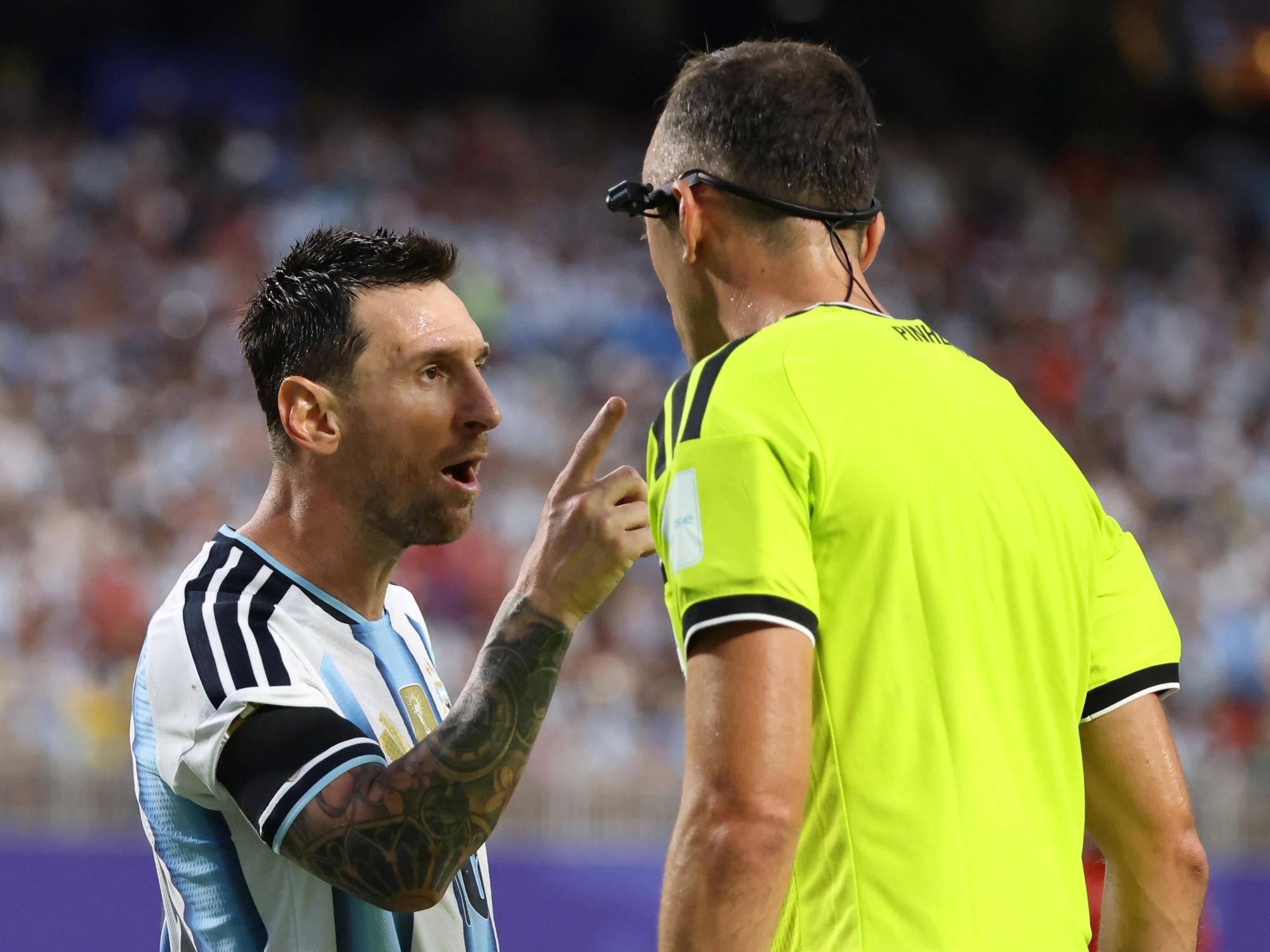 Joao Pinheiro y el cruce con Lionel Messi: el árbitro rompió el silencio
