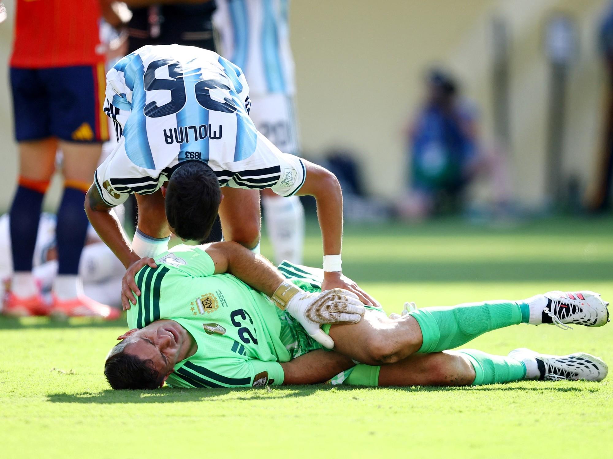 IFAB y la regla que cambia el fútbol: si atienden al arquero, sale un jugador un minuto