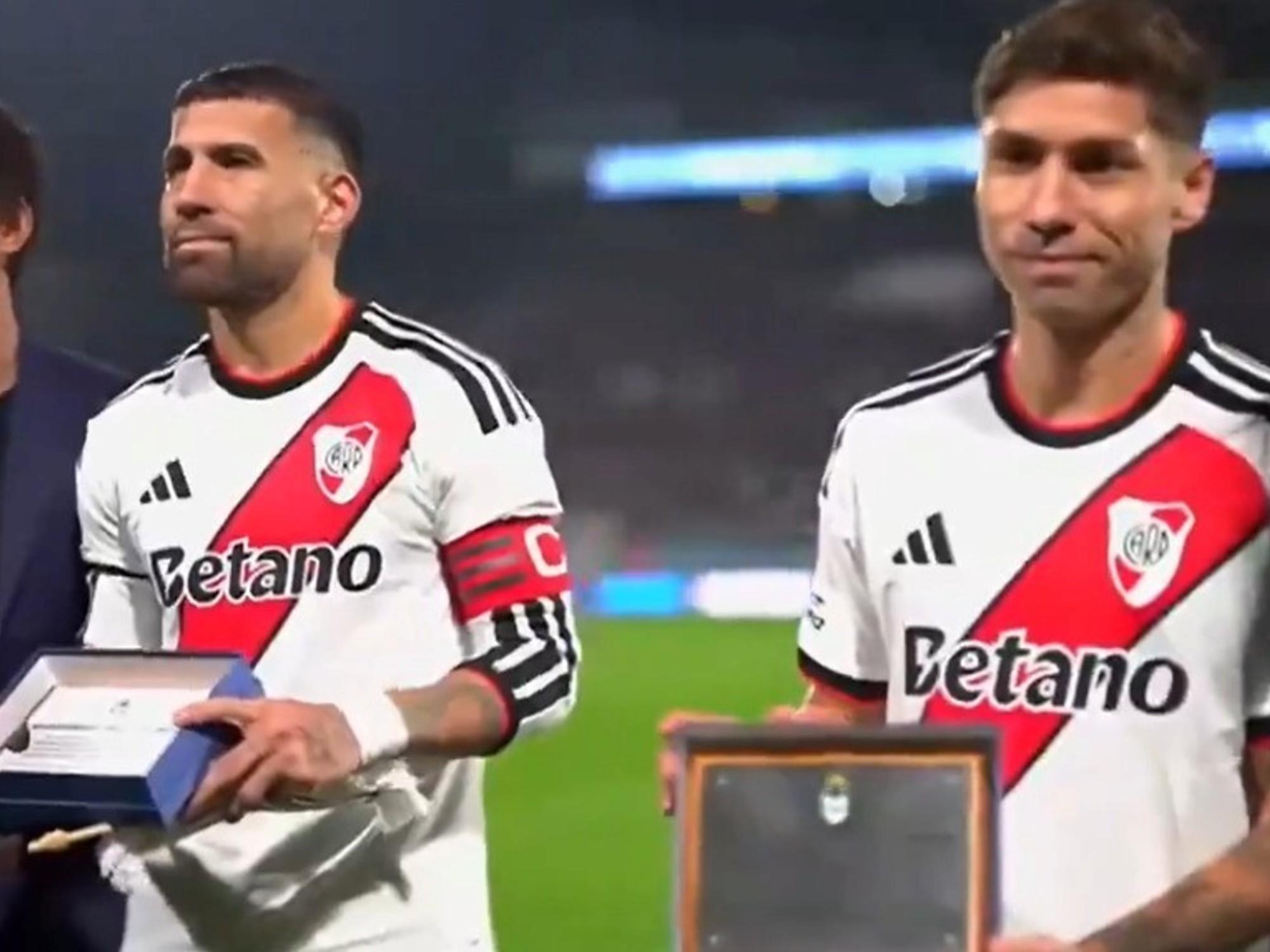Gimnasia homenajeó a Nicolás Otamendi y Gonzalo Montiel en el Bosque
