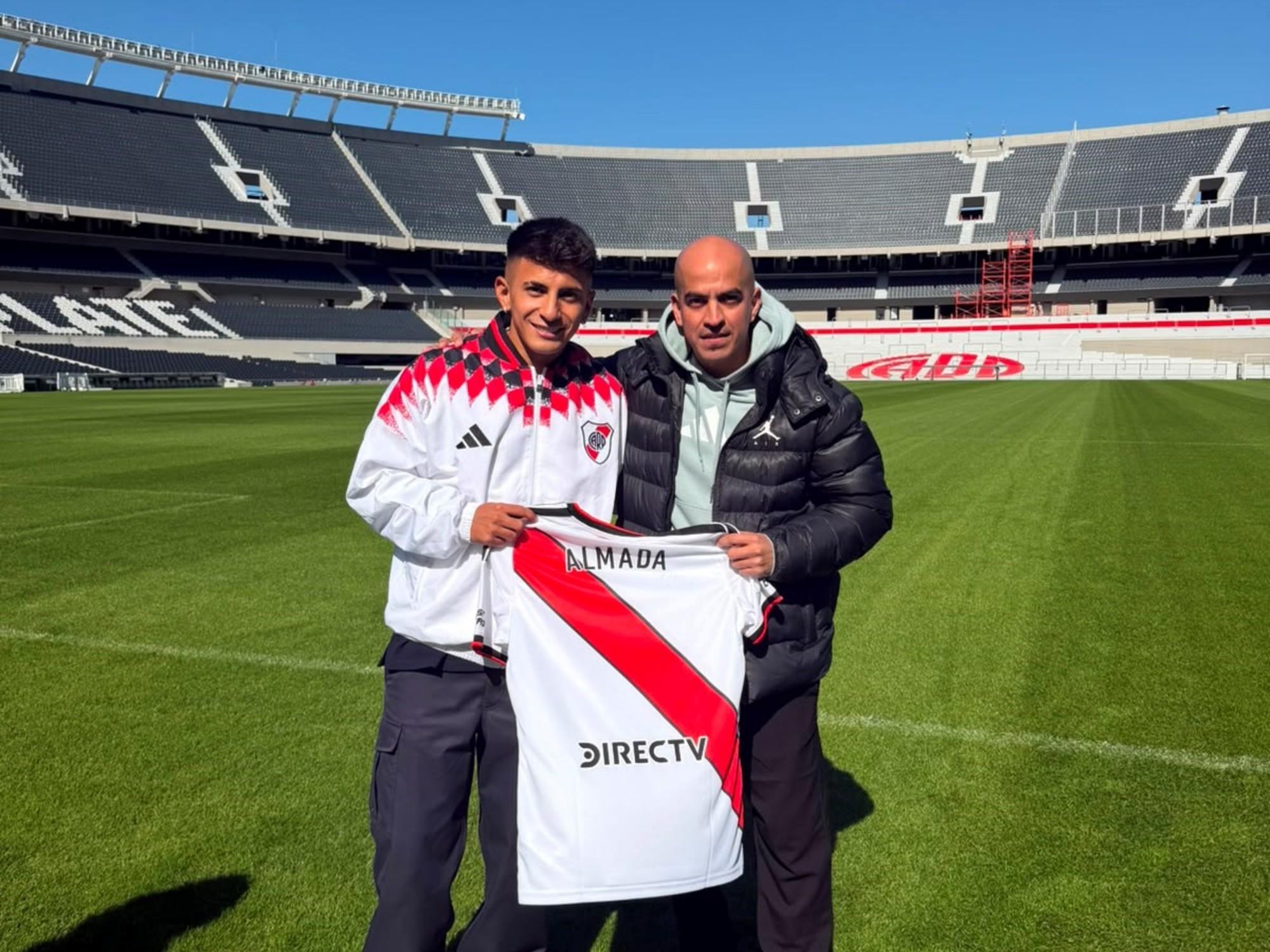 Thiago Almada en River: la historia secreta como alcanzapelotas