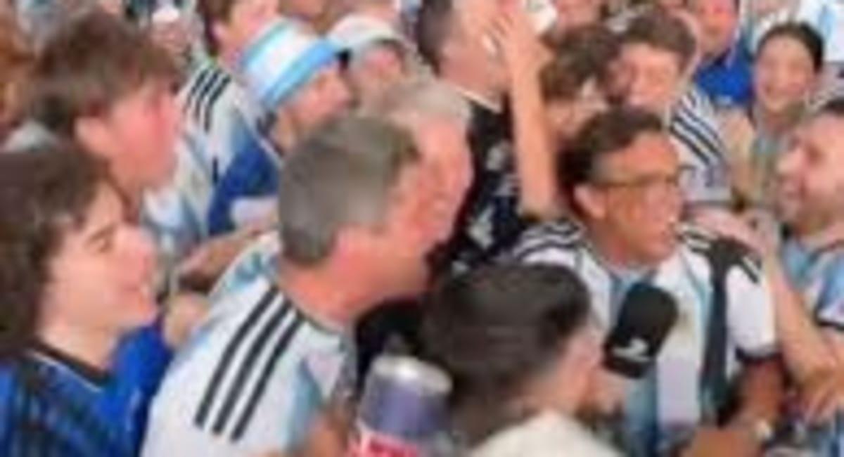 Un campeón del mundo alemán se vistió de albiceleste: la impensada celebración de Bastian Schweinsteiger con los hinchas argentinos