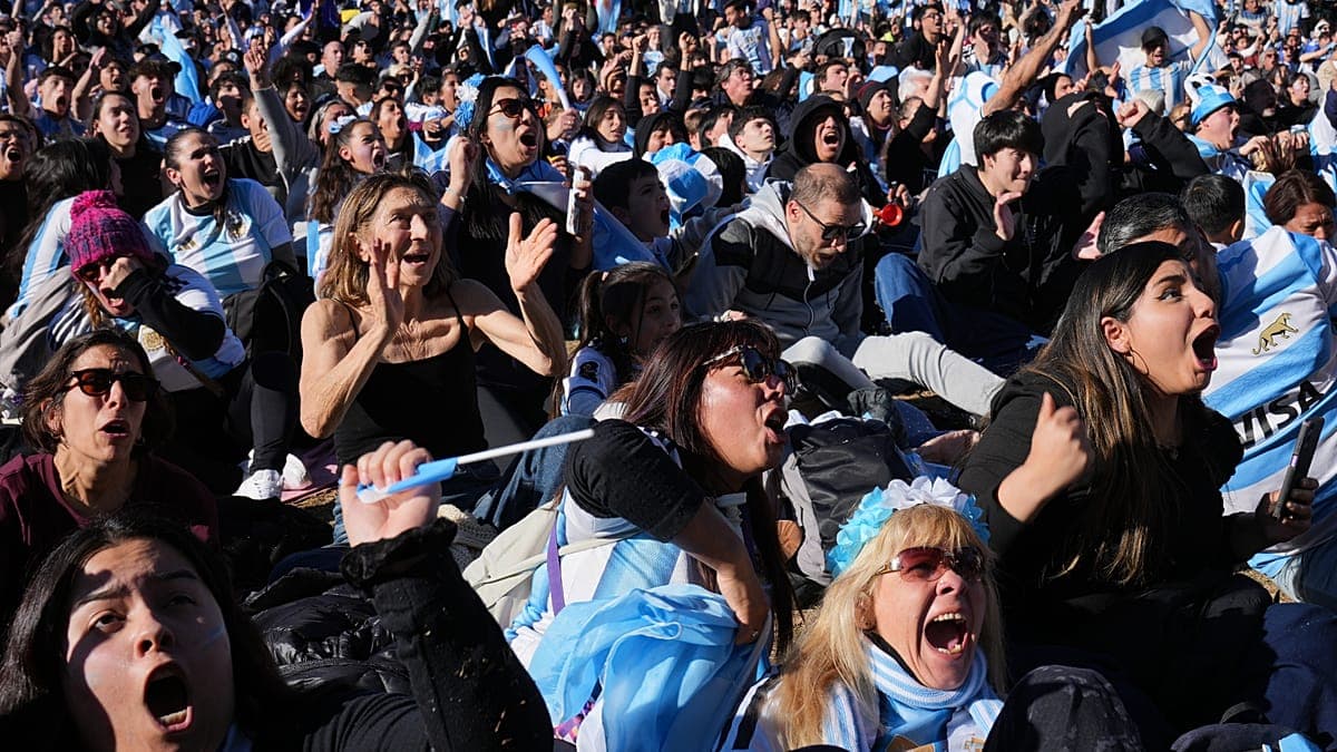 Agónico pase a cuartos: la hinchada argentina festejó una remontada histórica en el Mundial