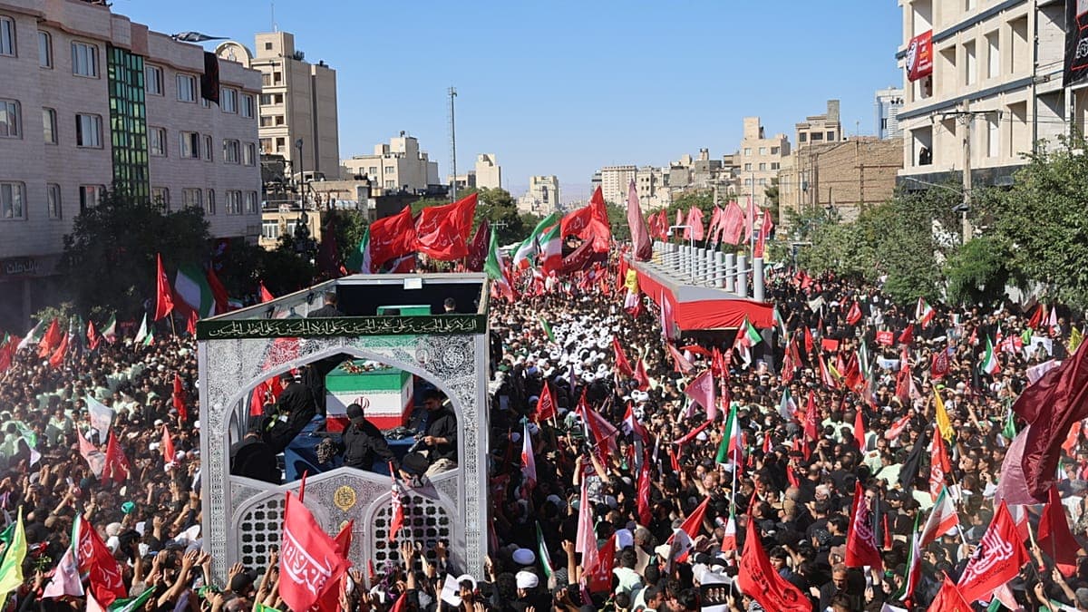 Multitudinario último adiós al ayatolá Ali Jamenei en Irán bajo un clima de fuerte tensión internacional