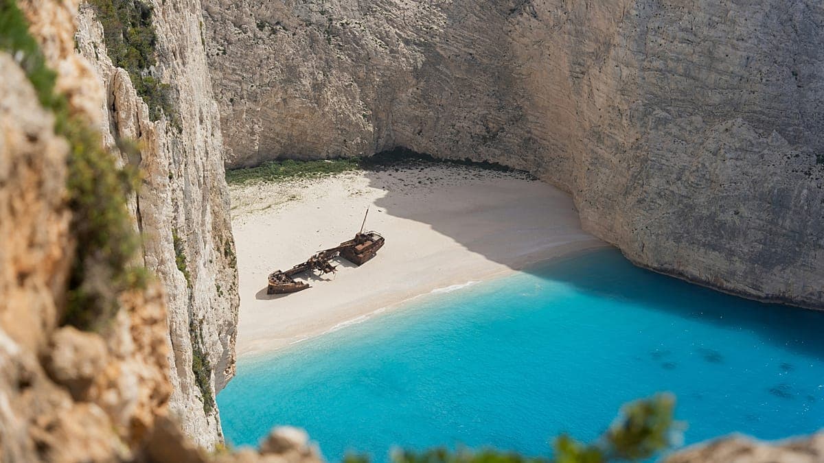 Grecia planea una obra clave para salvar el famoso barco encallado de la playa de Navagio