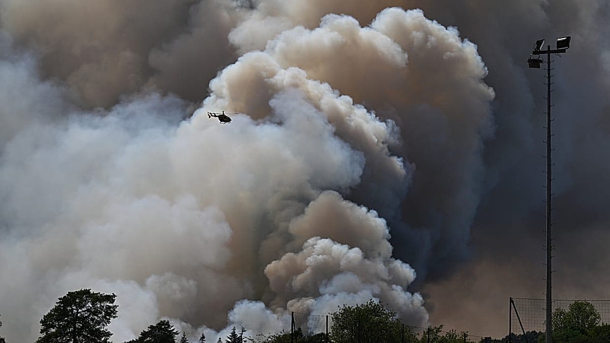 Preocupación en Francia: un feroz incendio forestal avanza sin control cerca de París