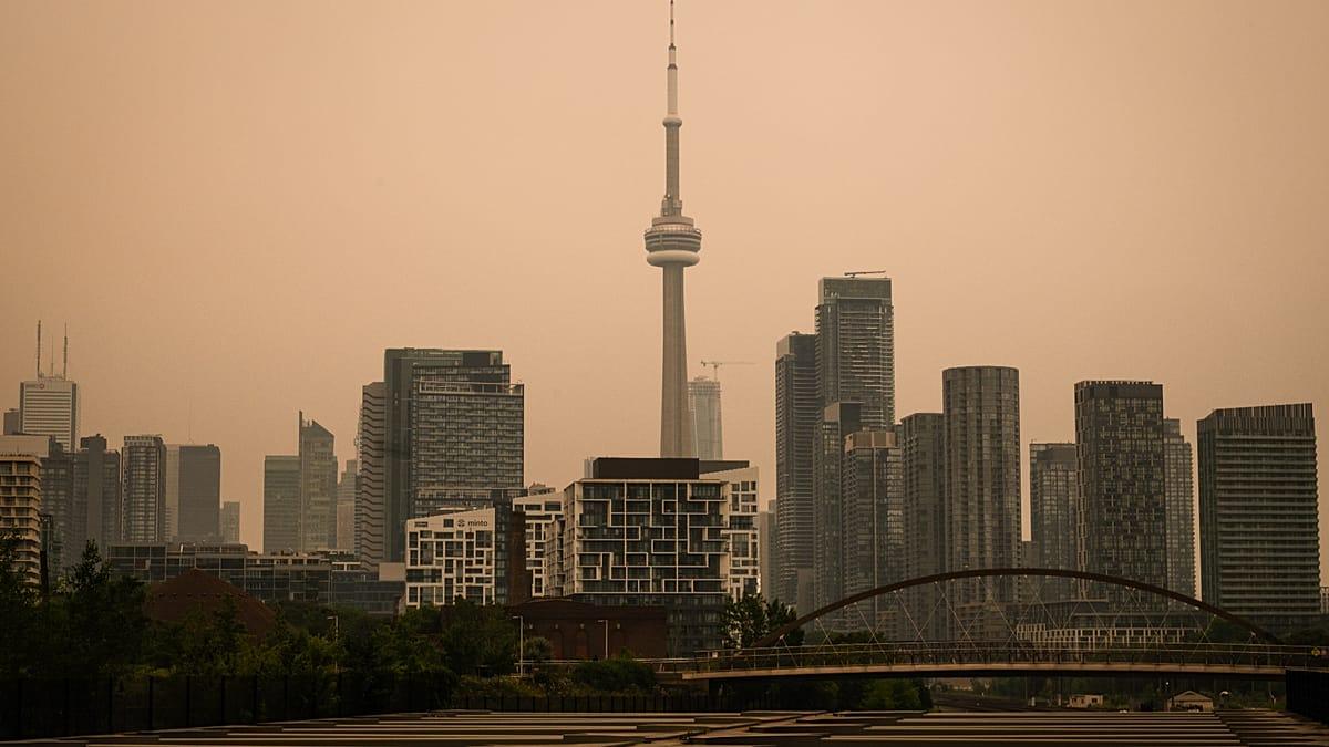 Toronto bajo una nube naranja: la ciudad canadiense registró la peor calidad de aire del planeta
