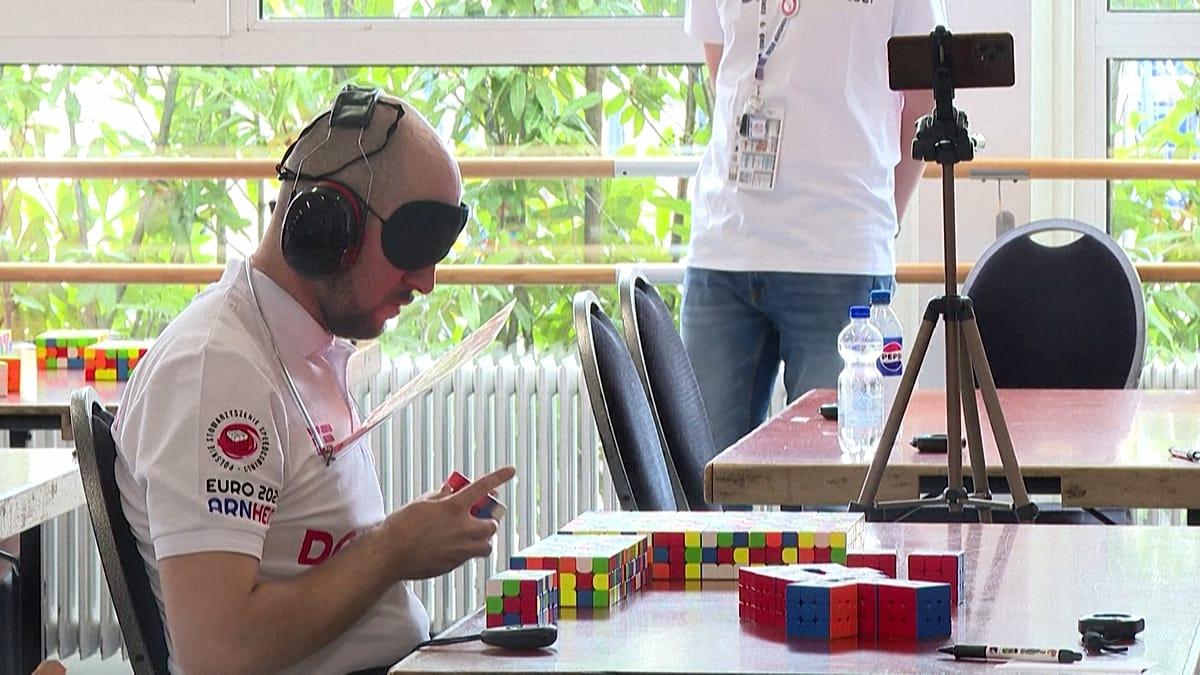 Furor por el cubo de Rubik: más de mil expertos desafían la mente y el reloj en el torneo europeo