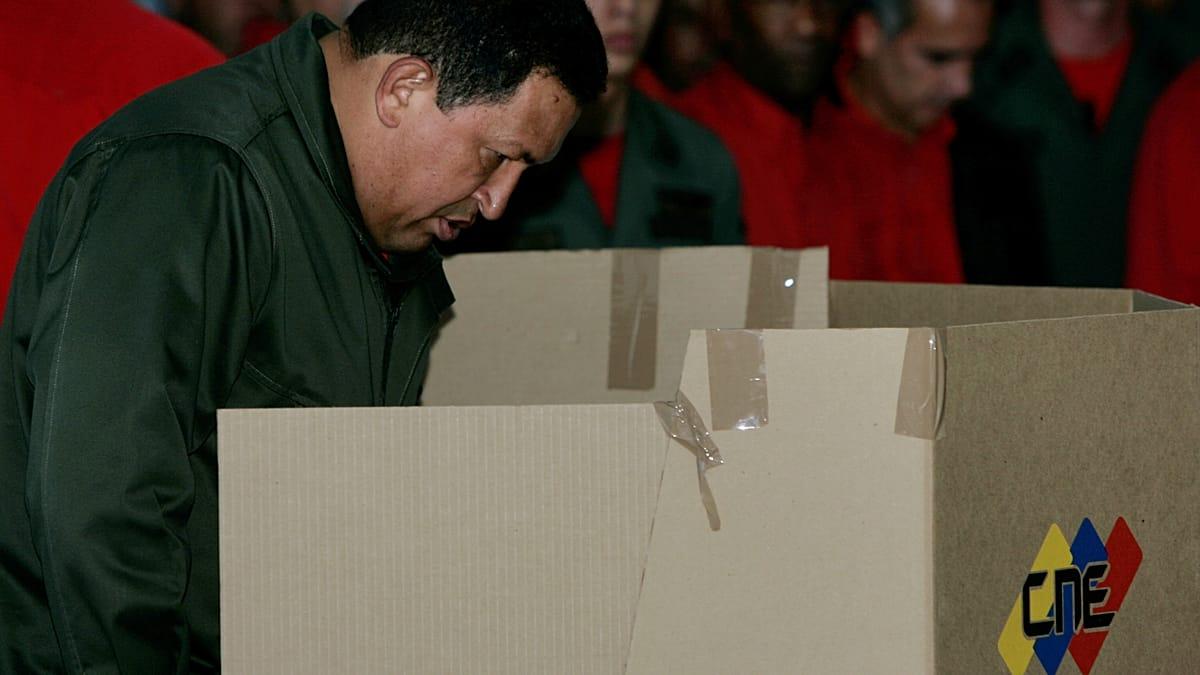 La CIA desclasificó documentos que detallan el sistema del chavismo para alterar votos