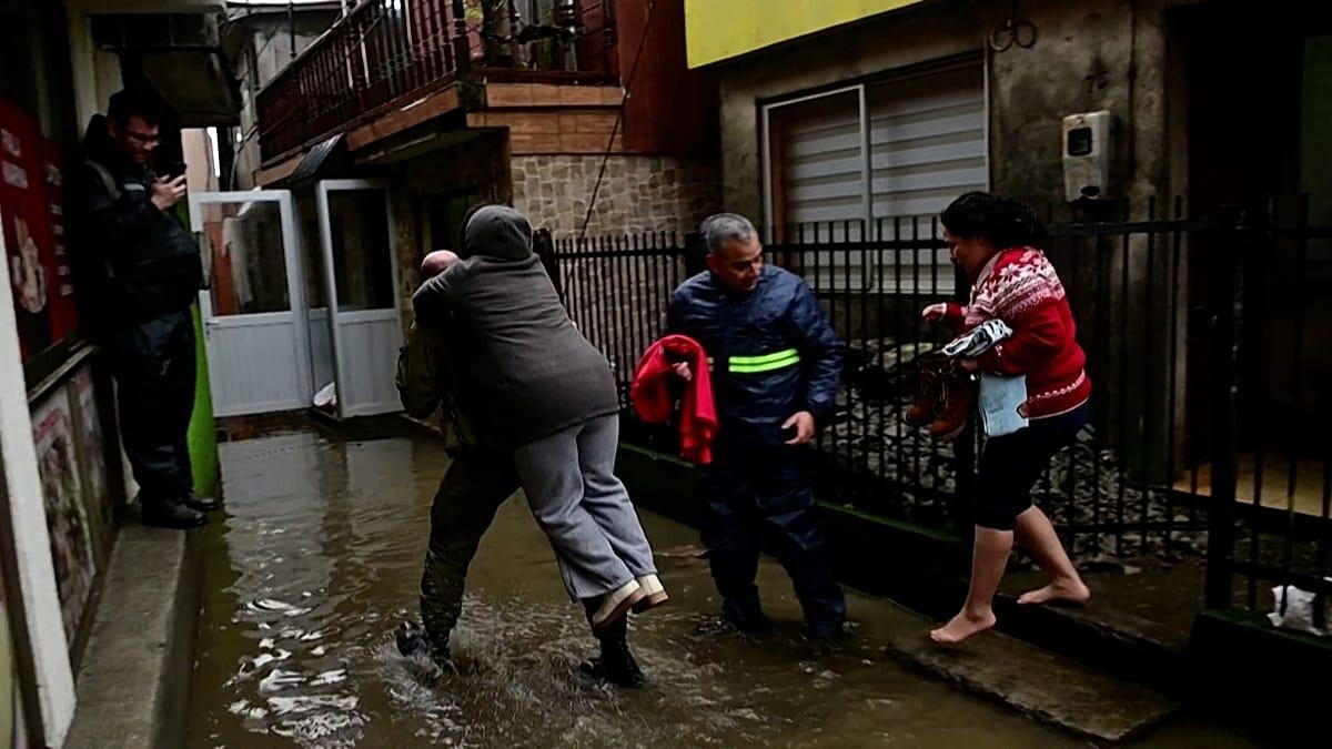 Fuertes marejadas causan graves destrozos e inundaciones en la costa de Chile