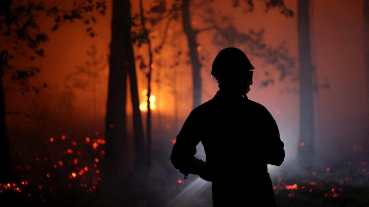 Escándalo en Francia: un bombero voluntario confesó haber iniciado el devastador incendio cerca de París