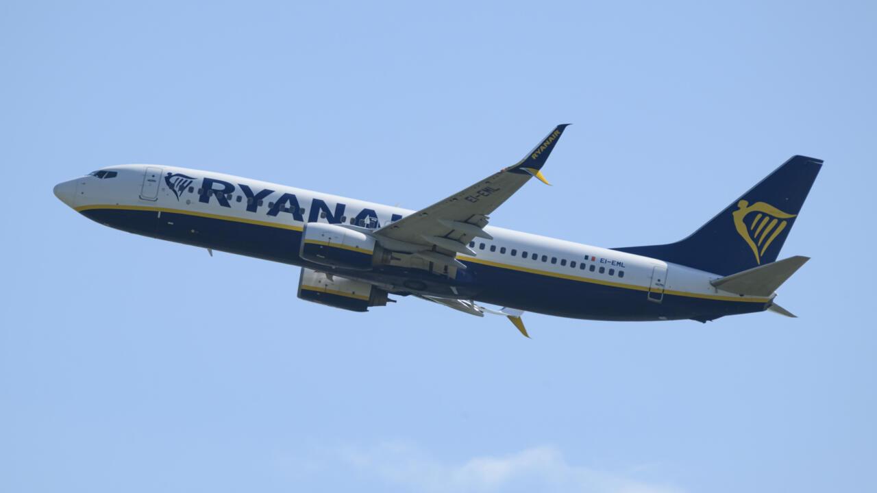 EE. UU. investigará el alarmante incidente de un avión de Ryanair donde un pasajero casi fue succionado por una ventanilla