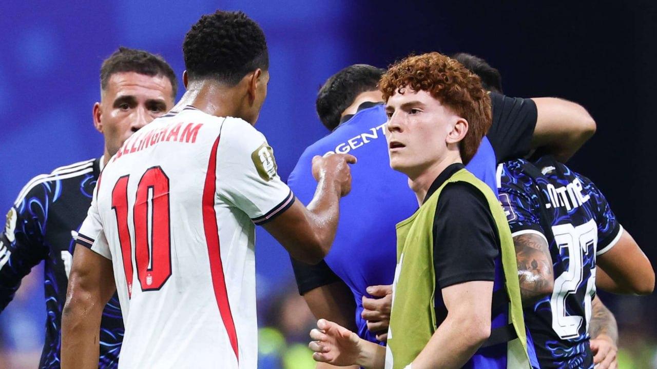 Escándalo en el final: Jude Bellingham agredió al Colo Barco tras la victoria de Argentina