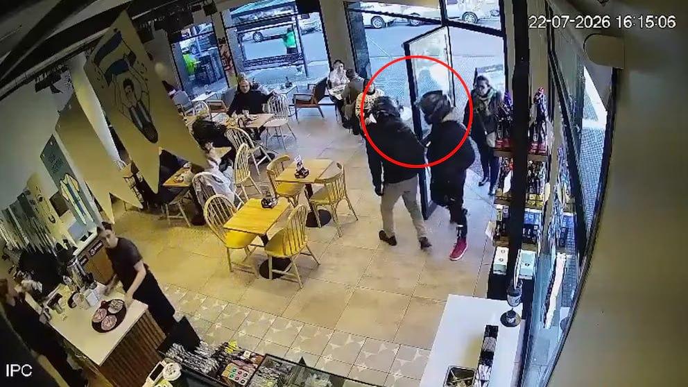 Wilde: asaltan a un matrimonio en una confitería a plena luz del día y escapan en moto