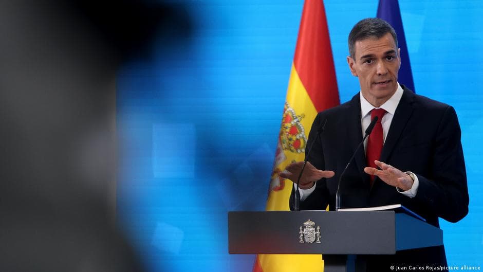 Pedro Sánchez cruzó a Mariano Rajoy y calificó de "xenófobos" sus dichos sobre la selección de Francia