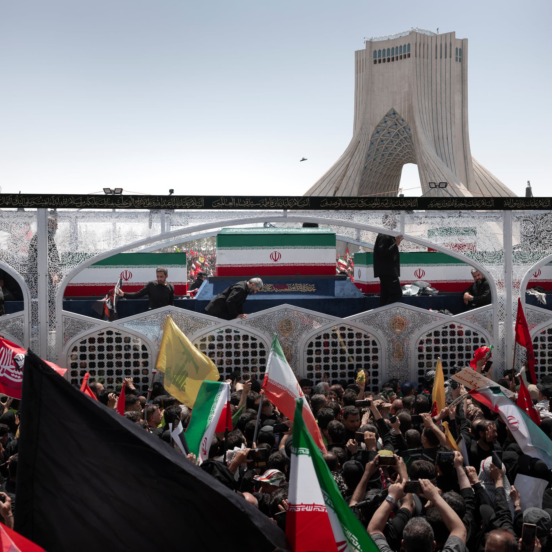 Teherán: una multitud despidió el féretro de Ali Jamenei en la plaza Azadi