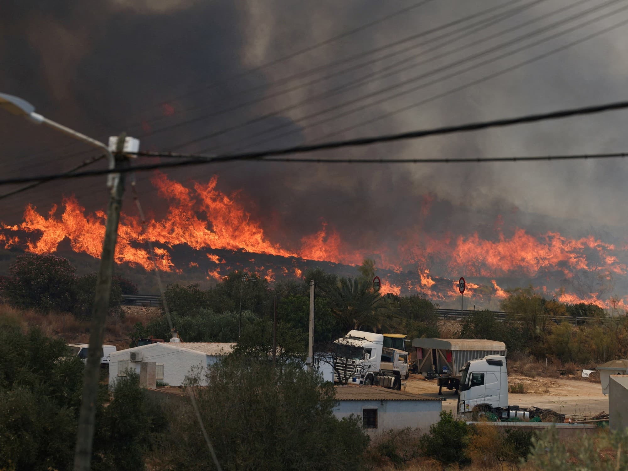 Tragedia en España: los incendios en Almería ya afectaron a miles de hectáreas y buscan a decenas de desaparecidos
