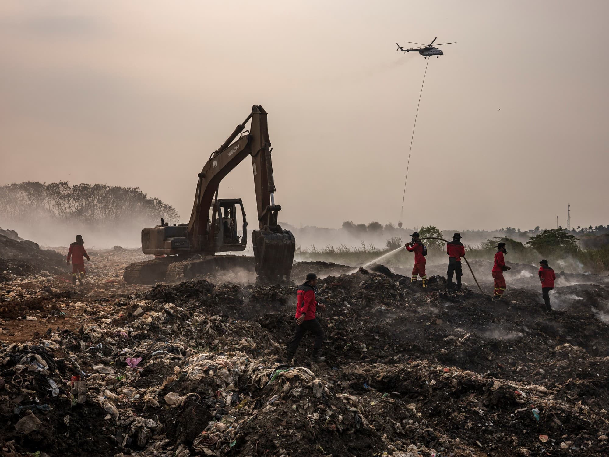 Alarma en Indonesia: un basural lleva más de una semana en llamas y desata una crisis sanitaria