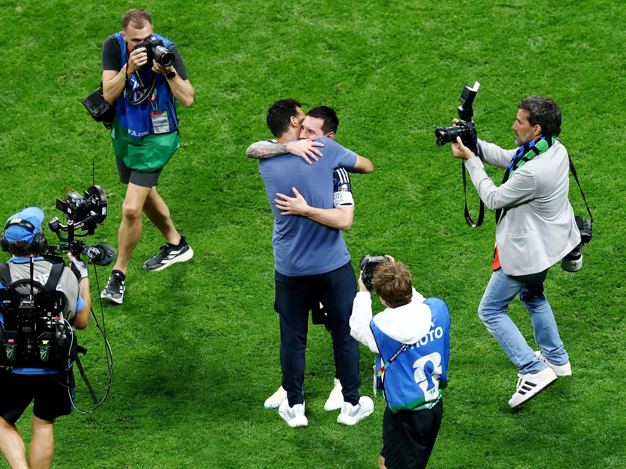 Emoción a flor de piel: el conmovedor abrazo entre Lionel Messi y Lionel Scaloni tras la victoria ante Inglaterra